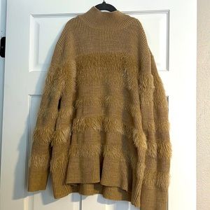 Thick sweater with striped fur